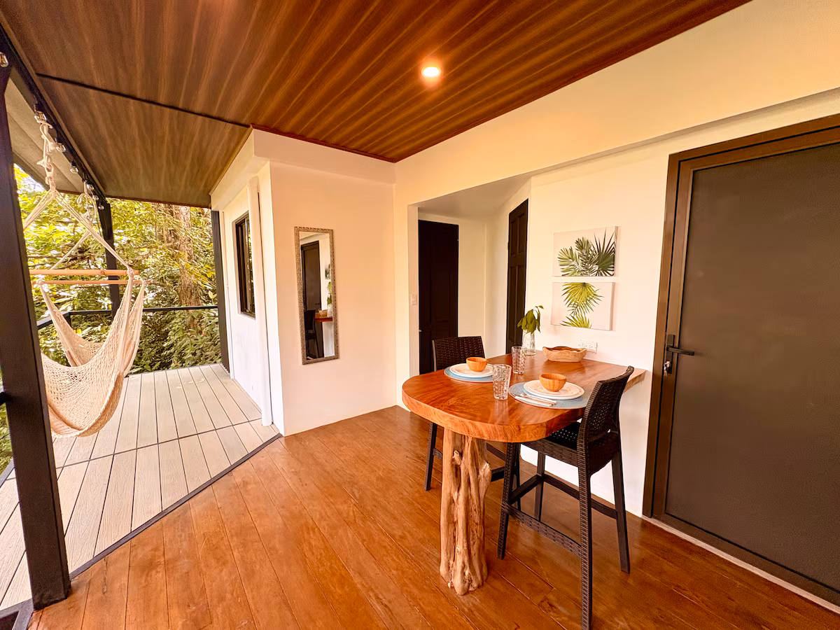 Coin repas avec kitchenette équipée dans la Villa 6 à Uvita, Costa Rica