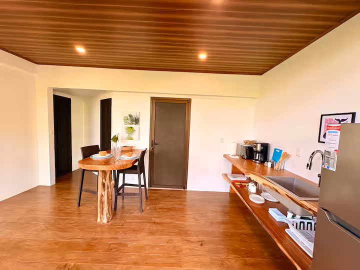 Salle à manger et kitchenette aménagées dans la villa de 6 chambres au Costa Rica.