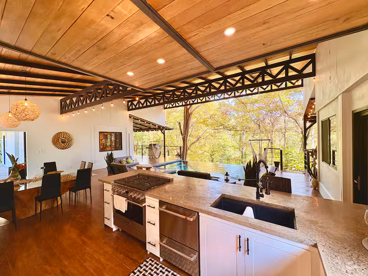 Cuisine moderne entièrement équipée dans la villa de 6 chambres avec vue sur la jungle costaricienne.