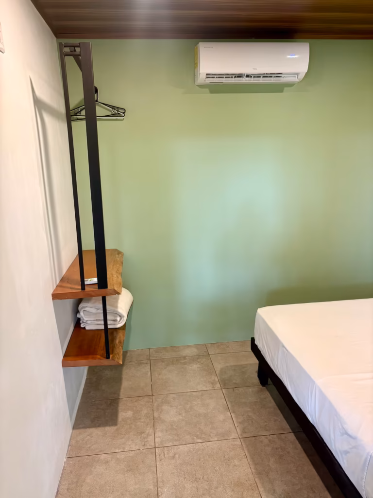 Chambre #5 avec espace de rangement ouvert, climatisation et grand lit dans la villa de 6 chambres à Uvita au Costa Rica.