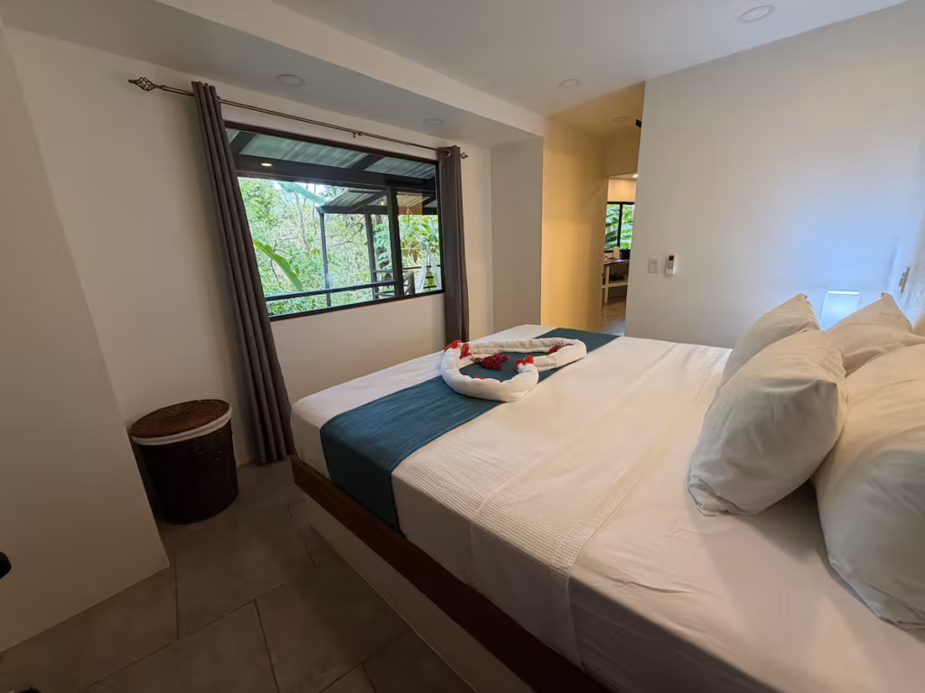 deuxième chambre avec lit king dans une villa de 4 chambres avec vue sur la jungle costaricienne.