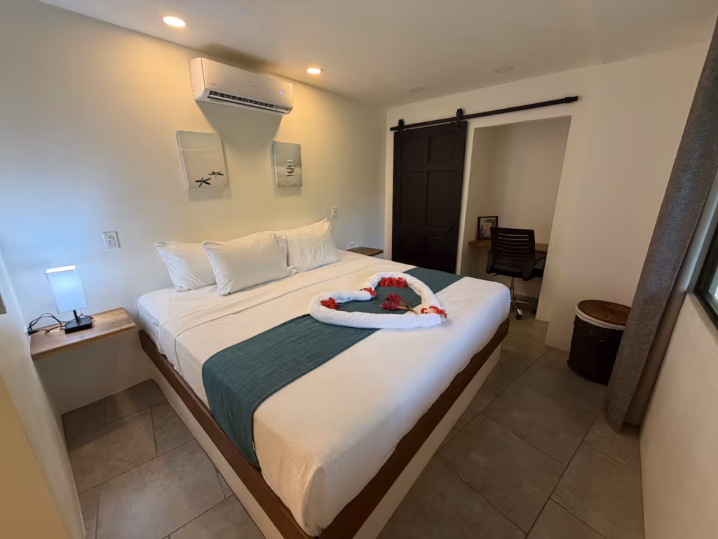 Chambre avec lit king dans une villa de 4 chambres au cœur de la jungle costaricienne.