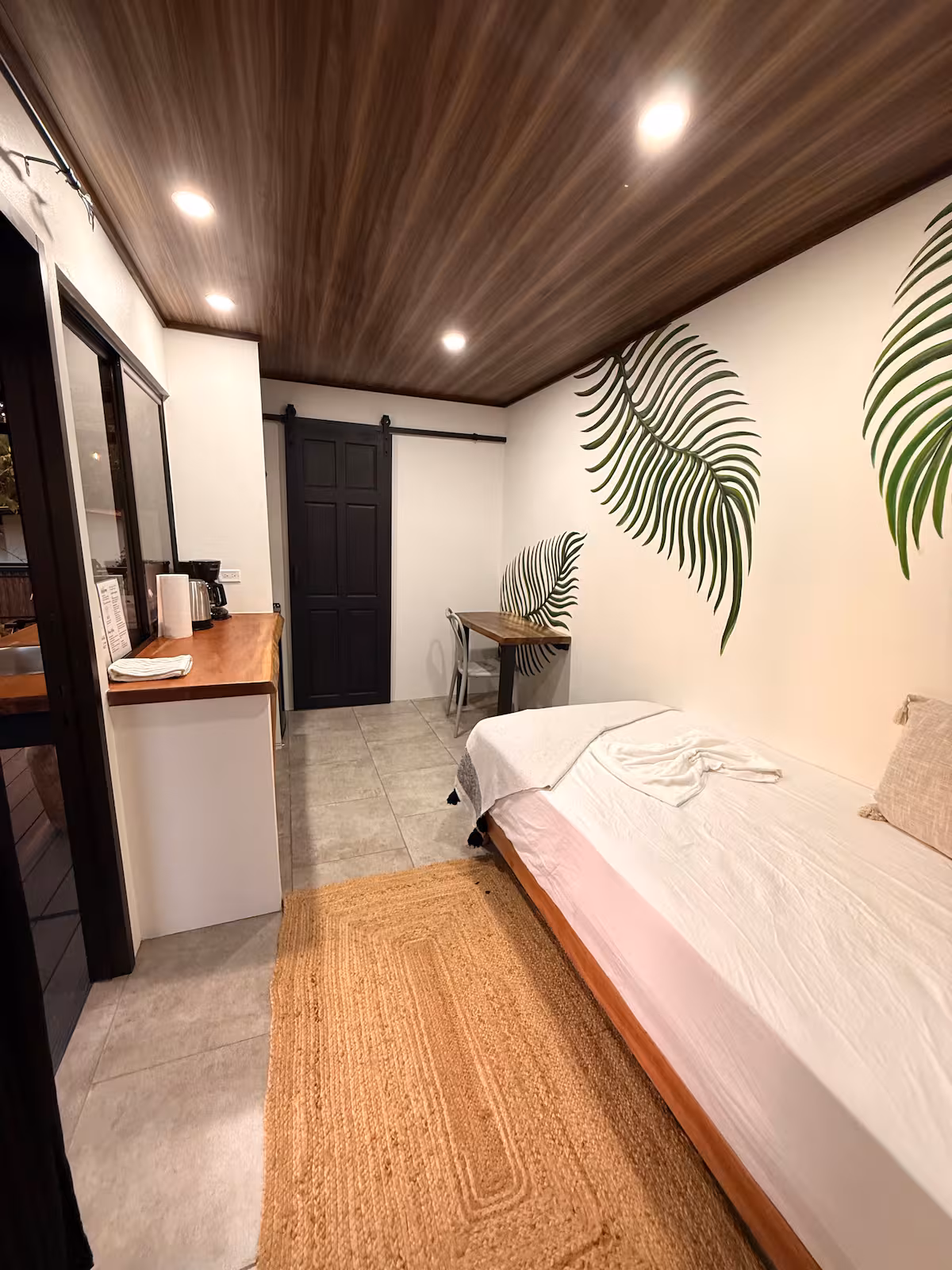 Espace détente avec lit de repos, kitchenette et décoration tropicale dans une villa privée à Uvita, Costa Rica.