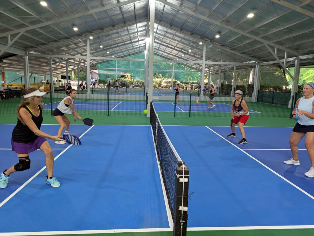 Joueurs participant à une partie de pickleball sur les terrains couverts du complexe à Uvita au Costa Rica.