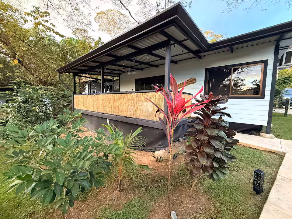Petite villa privée d'une chambre au cœur de la jungle tropicale d'Uvita au Costa Rica.