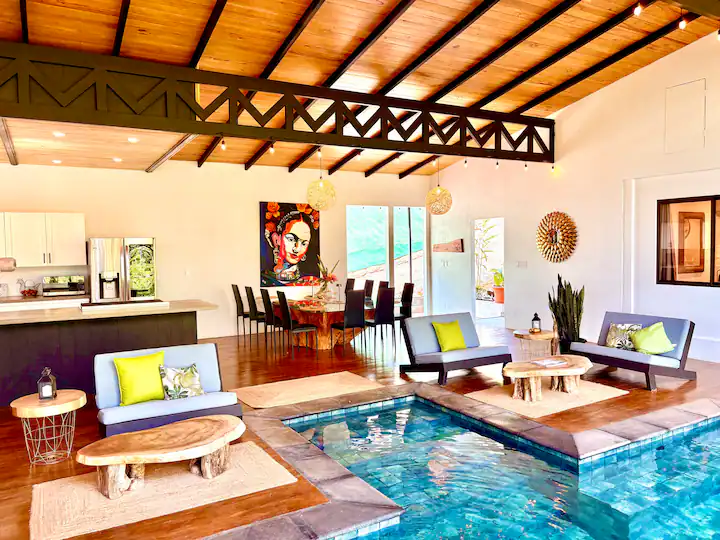 Piscine privée et espace de vie ouvert dans la villa de 6 chambres à Uvita au Costa Rica.