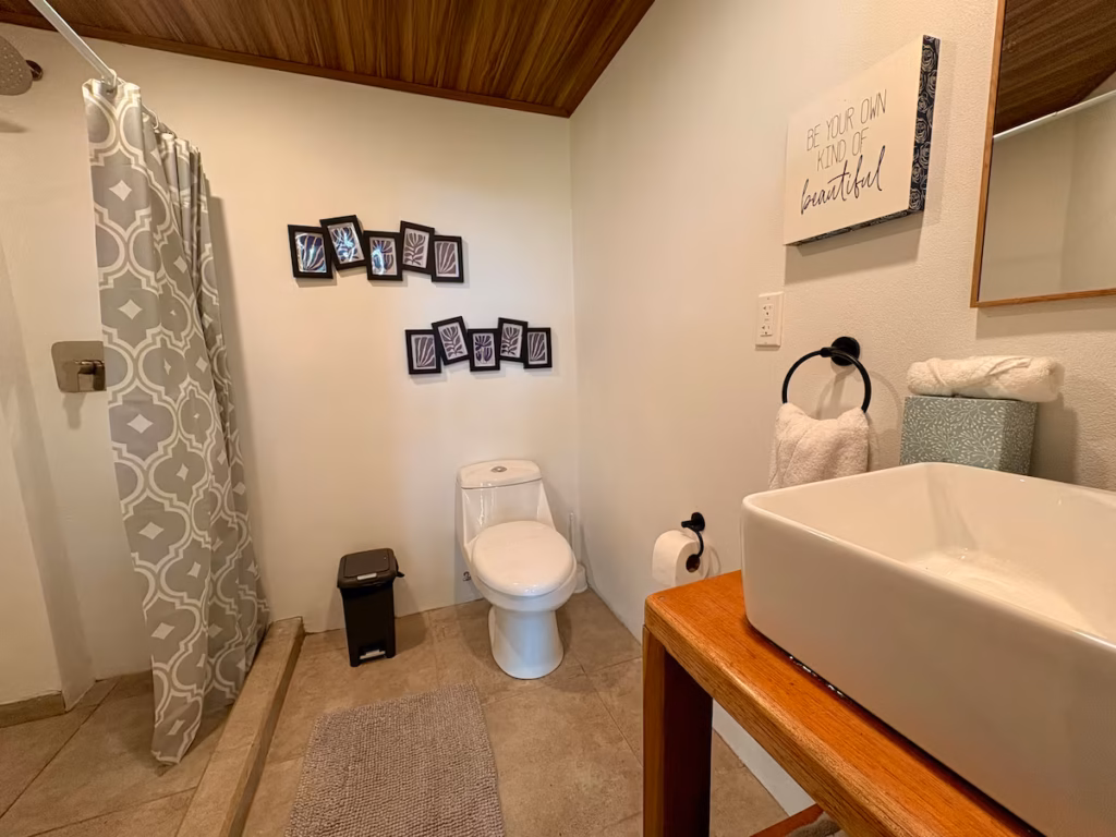 Salle de bain semi-privée avec douche intérieure, lavabo et commodités dans la villa de 6 chambres à Uvita au Costa Rica.