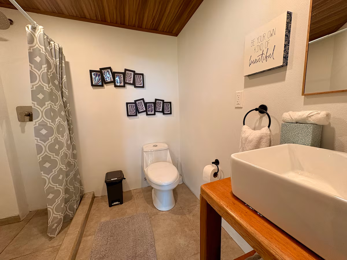 Salle de bain semi-privée avec douche intérieure, lavabo et commodités dans la villa de 6 chambres à Uvita au Costa Rica.