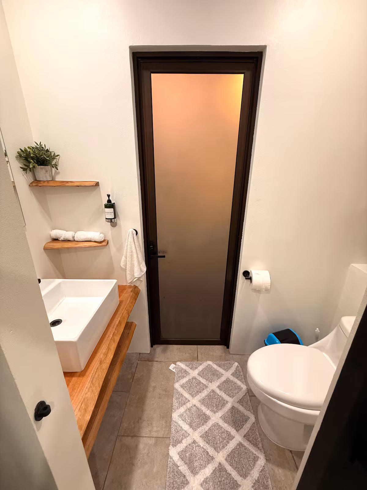 Salle de bain moderne avec douche privée dans une villa d'une chambre à Uvita.