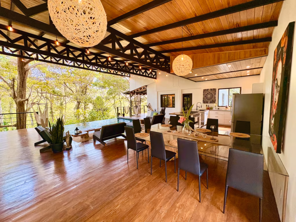 Grande salle à manger ouverte avec vue sur la jungle et la piscine privée à Uvita.