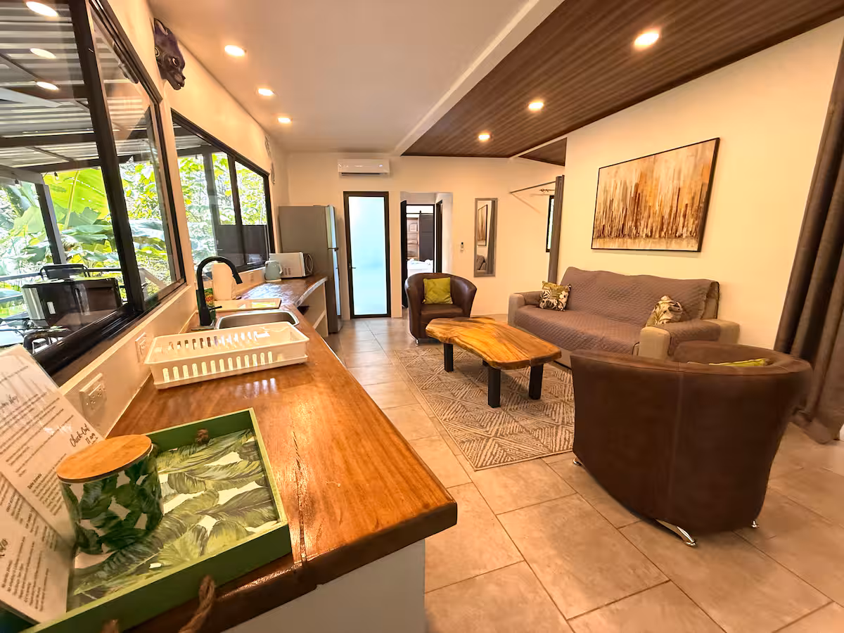 Salon climatisé avec cuisine équipée dans une villa de 4 chambres à Uvita au Costa Rica.