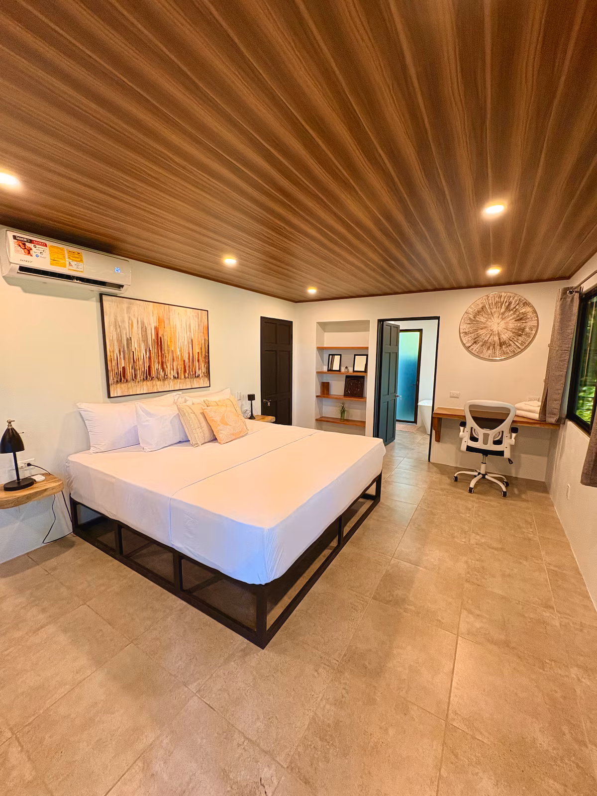 Suite élégante de la Villa 6 avec lit king size et salle de bain privée