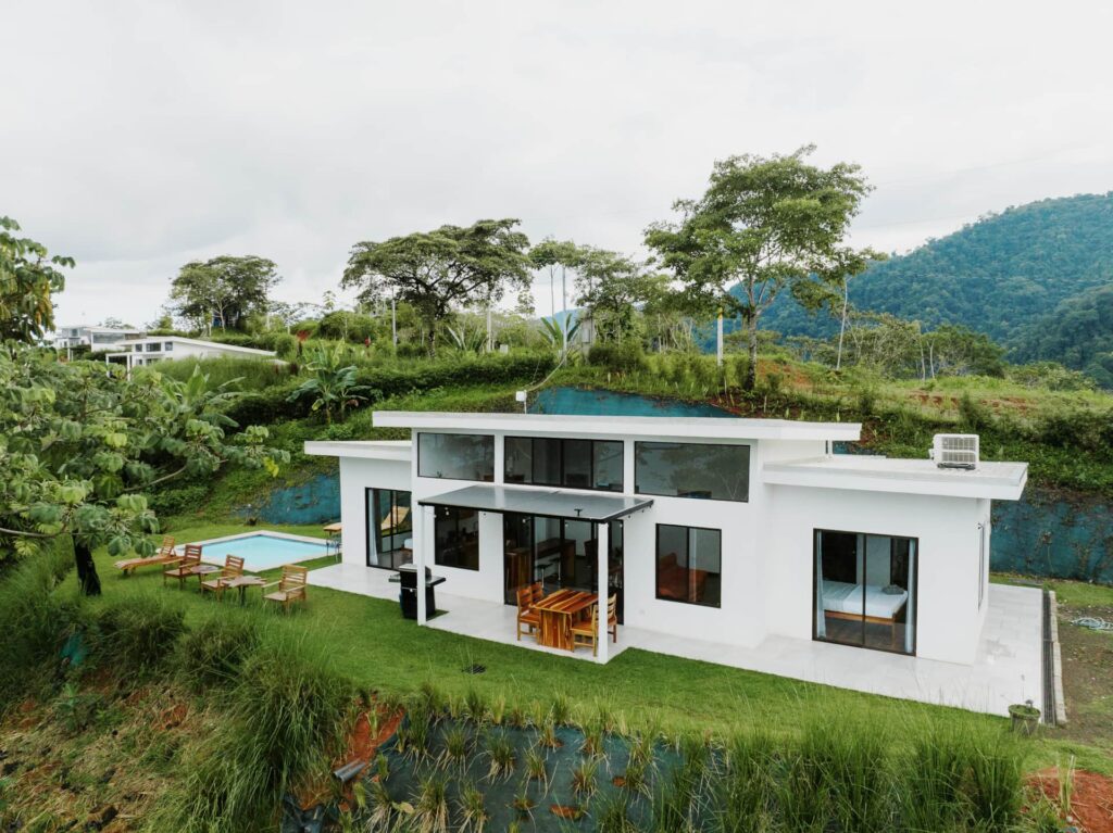 Vue aérienne de la Villa #4 à Uvita avec piscine privée