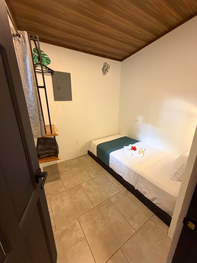 Chambre avec lit simple dans une villa de 4 chambres au cœur de la jungle costaricienne à Uvita.