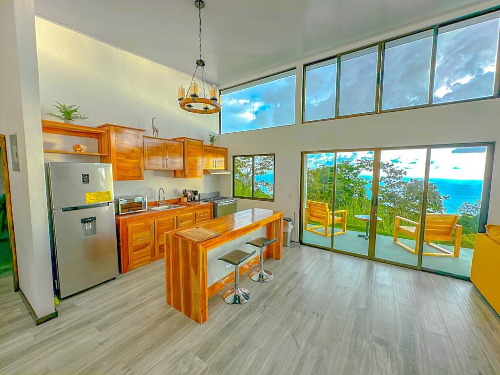 Cuisine moderne de la Villa 4 chambres Uvita avec vue panoramique sur l'océan Pacifique
