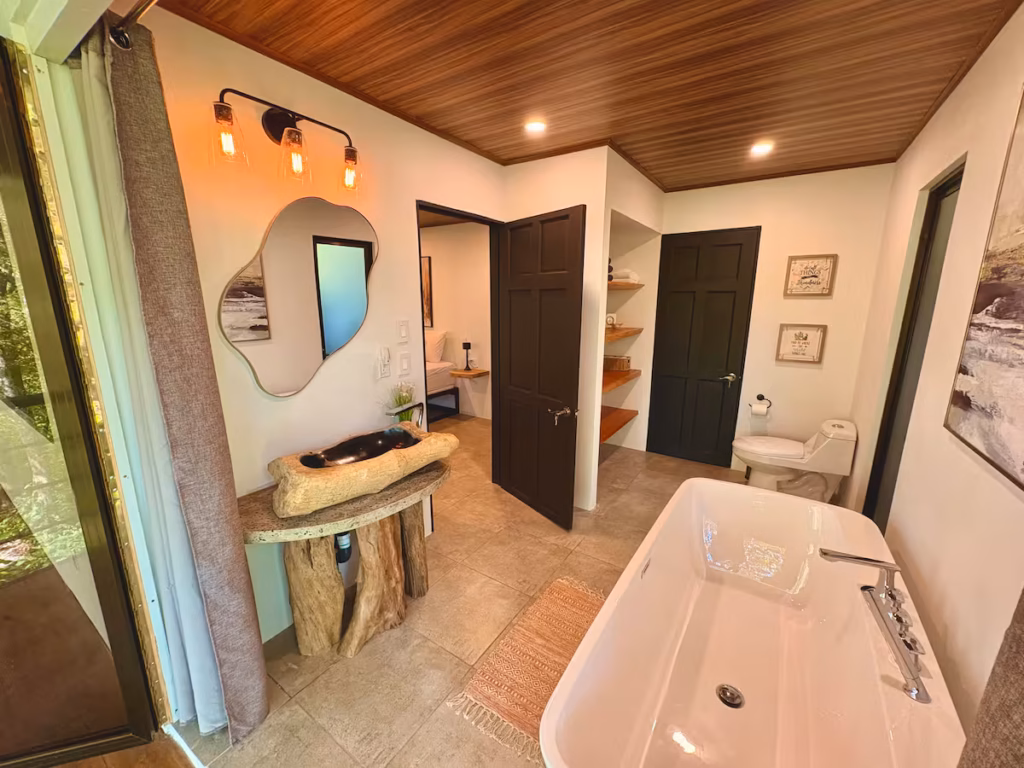 Salle de bain complète avec baignoire, douche et lavabo dans la villa de 6 chambres à Uvita au Costa Rica.