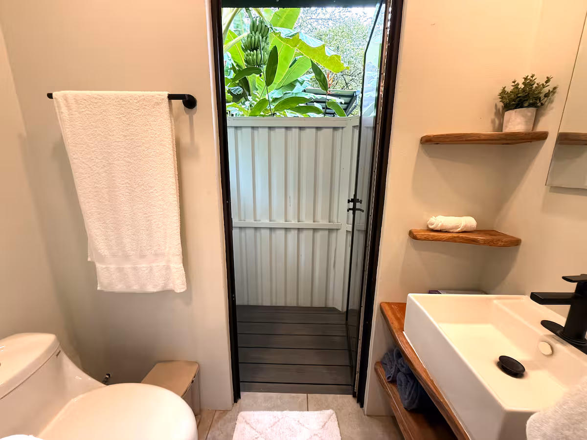 salle-de-bain-avec-douche-extérieure-privée