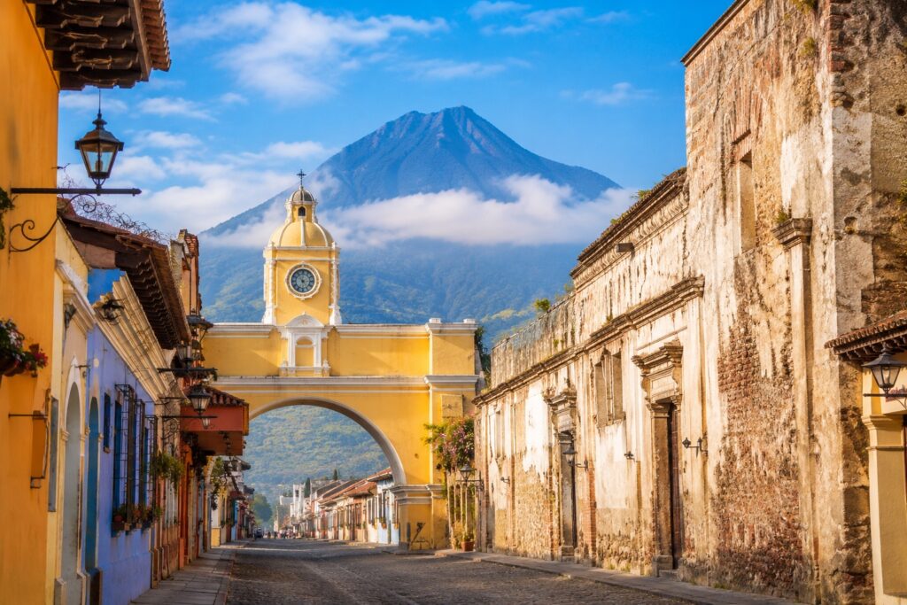 Circuit Guatemala – Arche de Santa Catalina à Antigua Guatemala avec le volcan Agua et les rues coloniales classées à l'UNESCO.