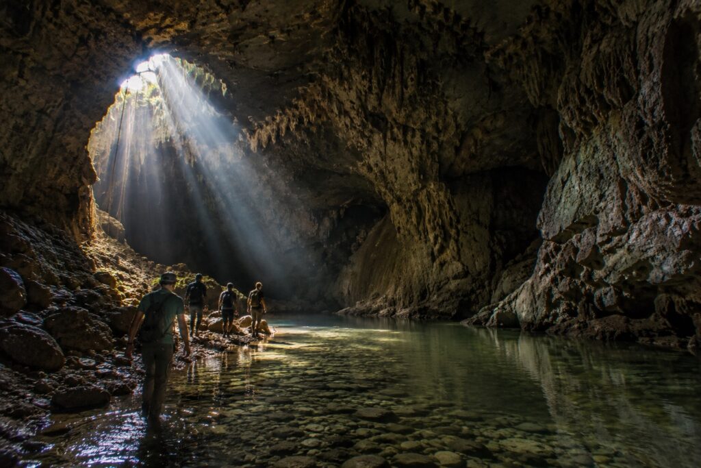 Voyageurs explorant les grottes de Candelaria et leur rivière souterraine lors du Circuit Guatemala Aventure au Guatemala