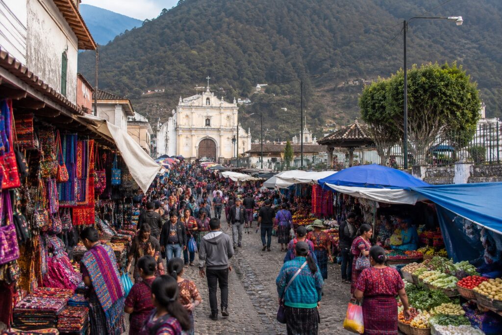 Marché de Chichicastenango avec l'église Santo Tomás lors du Circuit Guatemala divertissant au Guatemala.