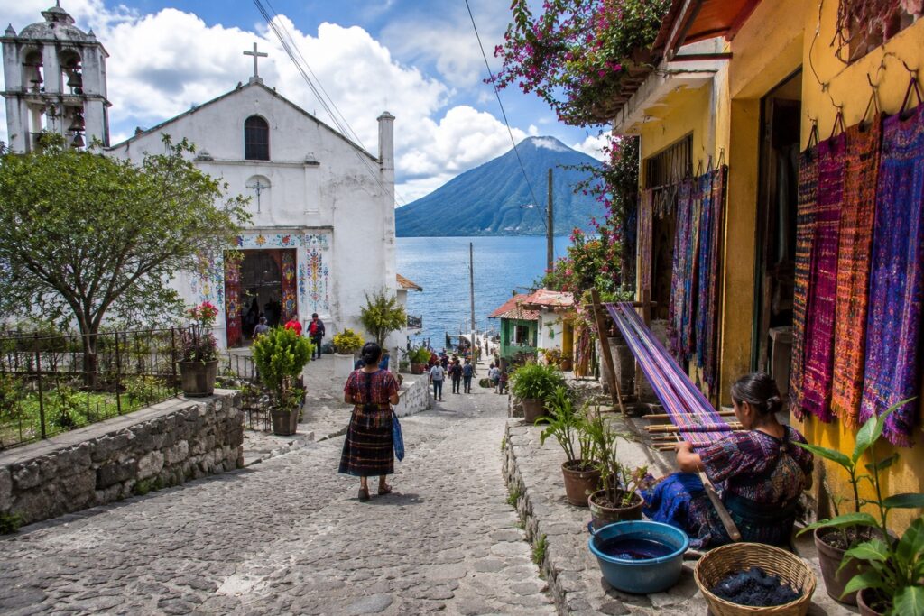 Village maya de San Juan La Laguna avec son église, ses artisanes du tissage et le lac Atitlán lors du Circuit Guatemala divertissant.
