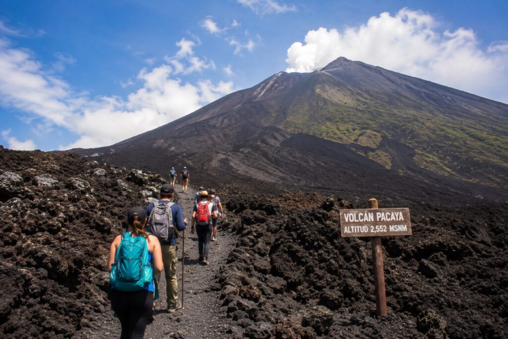 Randonnée sur les champs de lave du volcan Pacaya lors du Circuit Guatemala divertissant au Guatemala.