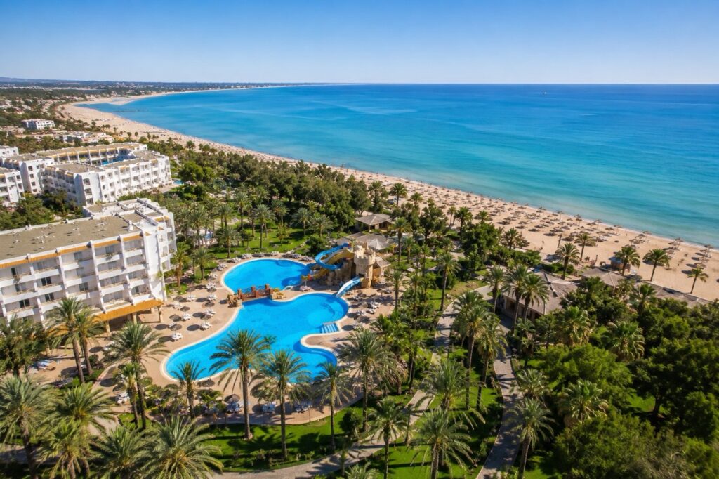 Vue aérienne du Marhaba Royal Salem 4 étoiles à Sousse en Tunisie, avec sa plage privée, ses piscines et son vaste parc de palmiers.