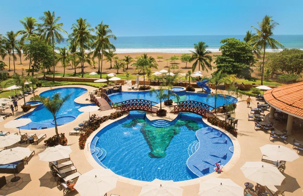 Piscine du Croc’s Resort & Casino donnant sur la plage de Jacó au Costa Rica