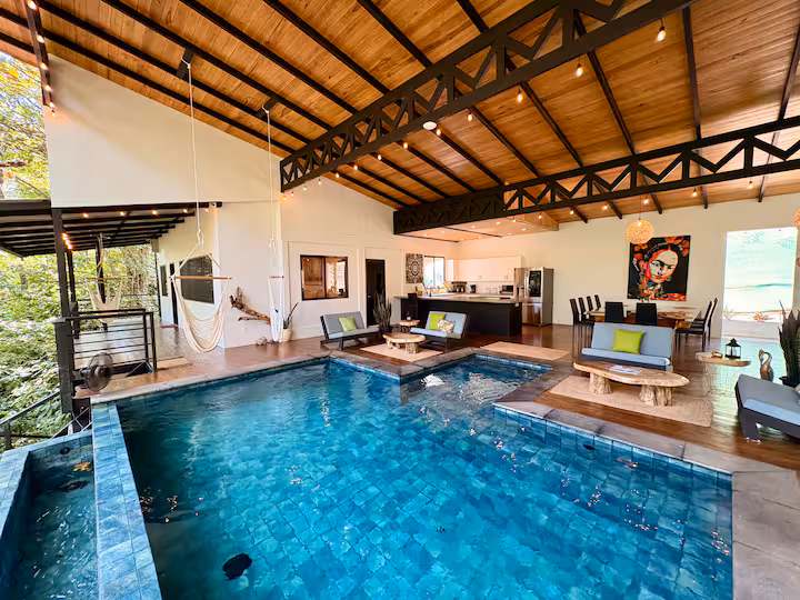 Villa du complexe de pickleball entourée par la jungle tropicale d’Uvita au Costa Rica