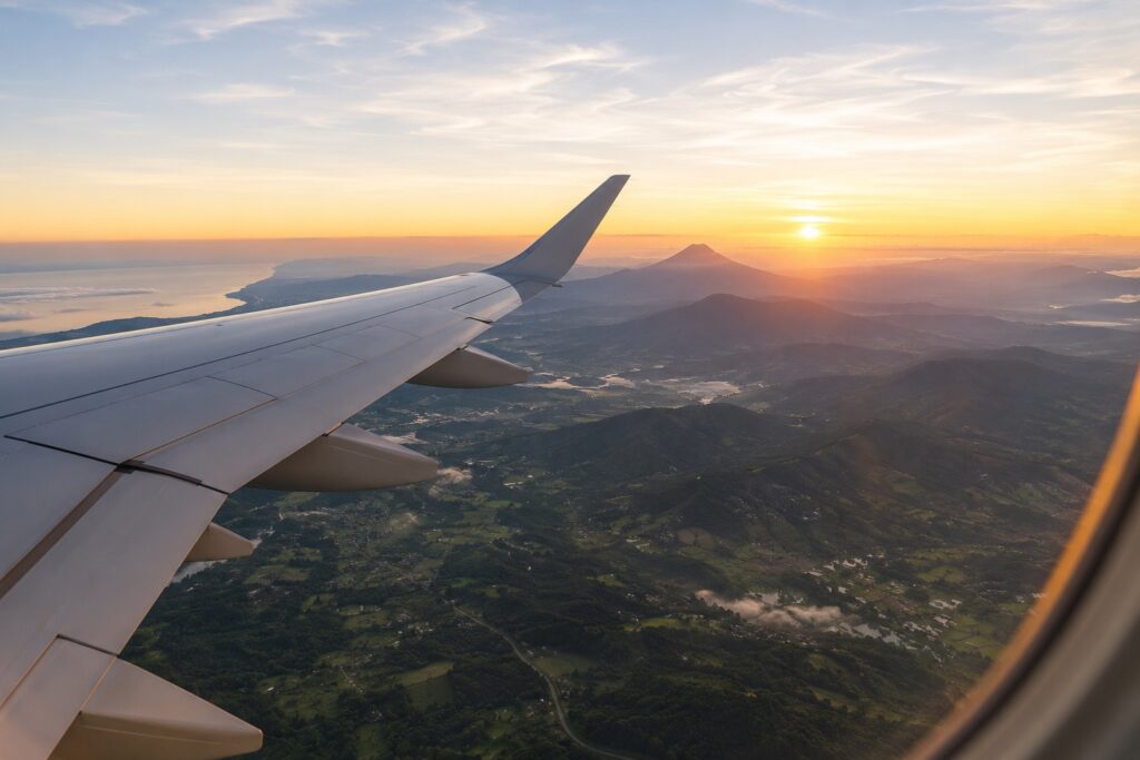 Vue aérienne des montagnes du Costa Rica au lever du soleil depuis un avion