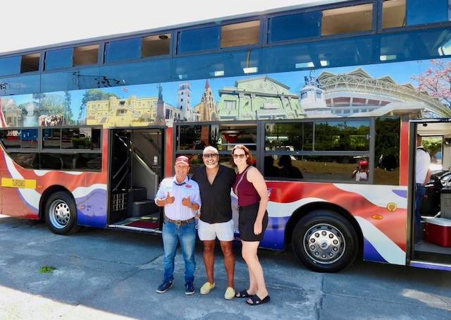 Voyageurs posant devant l’autobus touristique VIP de San José