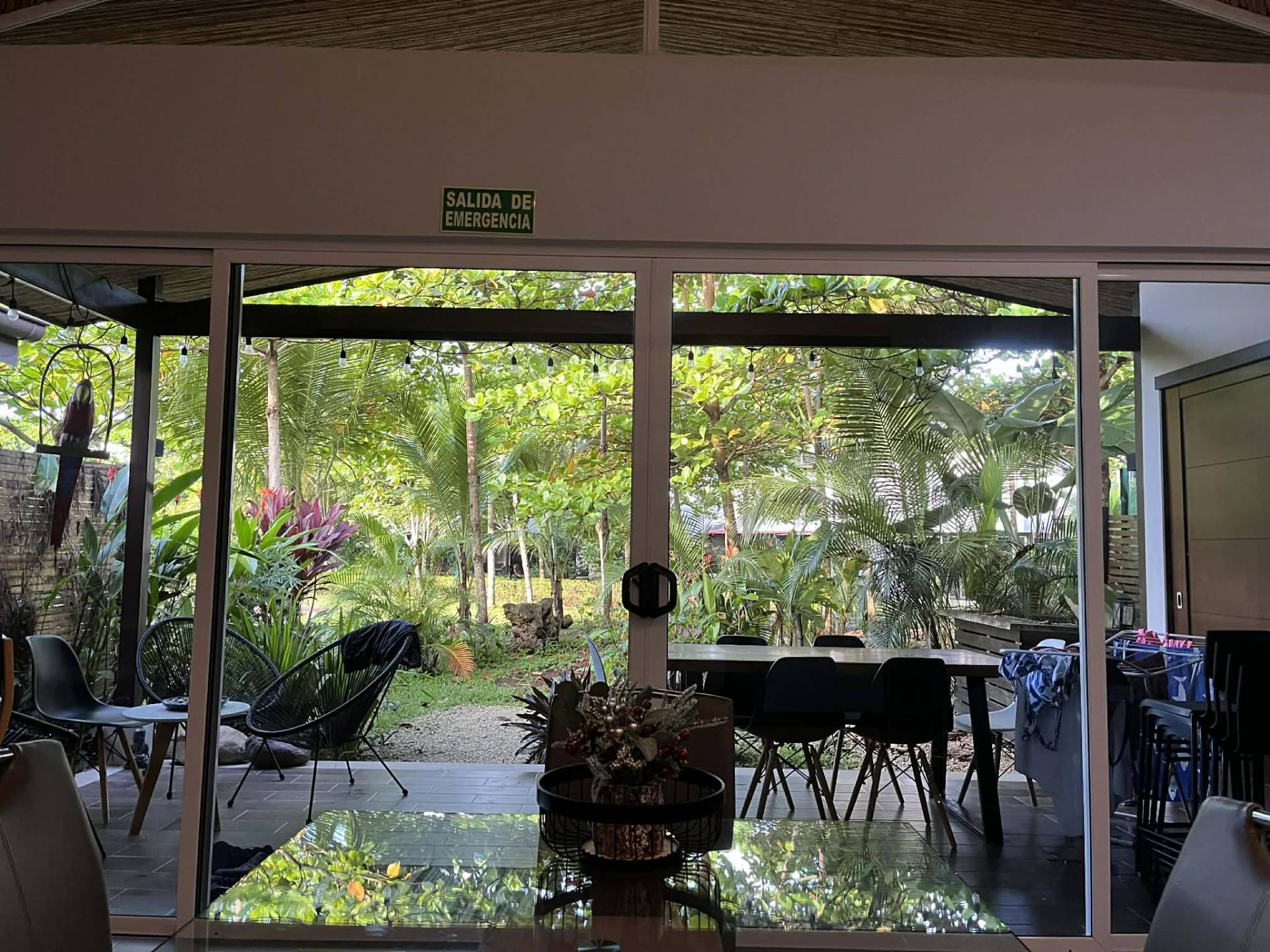 Vue du jardin tropical depuis le salon de la maison à louer à Jaco Costa Rica