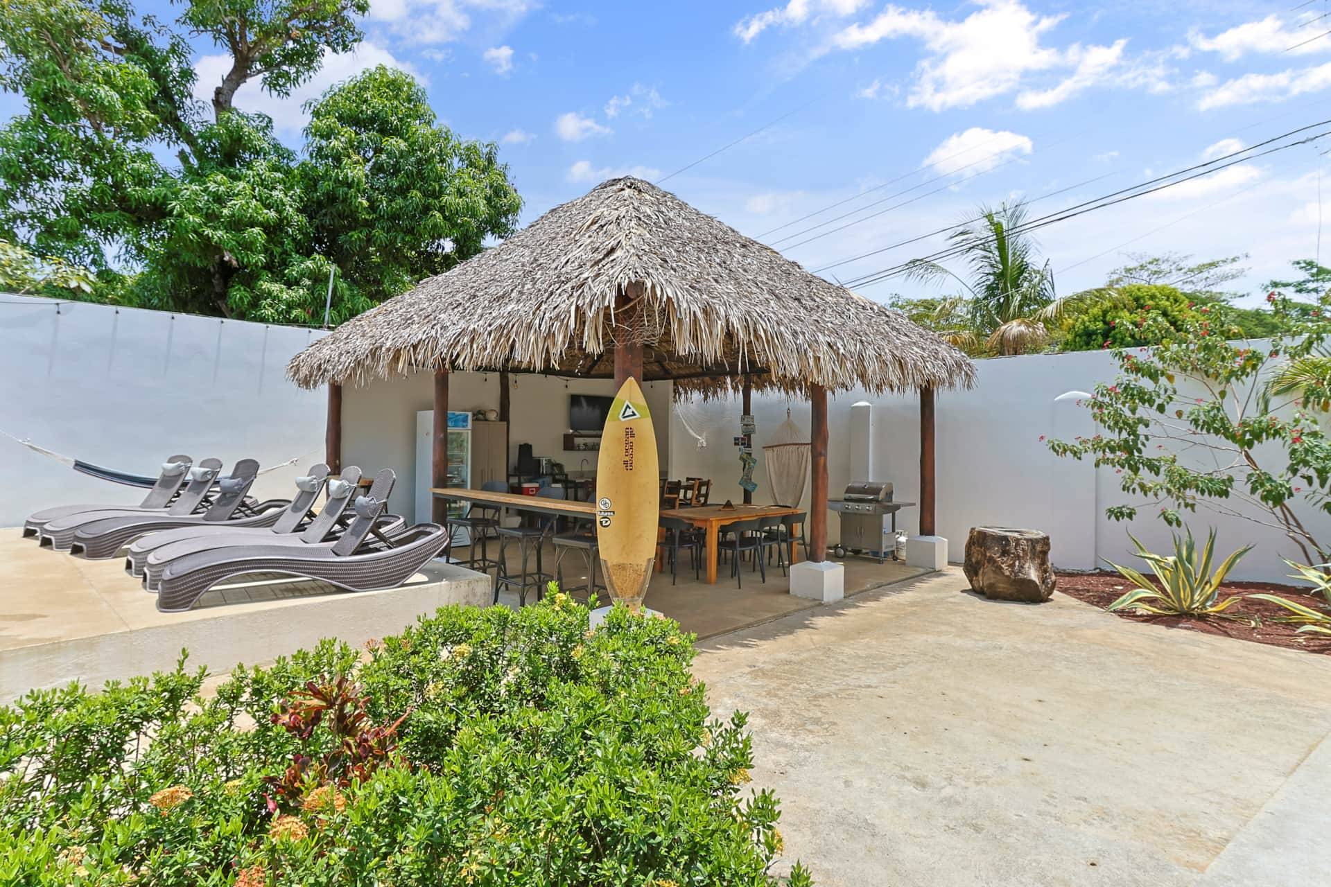 Espace détente avec rancho, barbecue et piscine de Casa Annie à Playa del Coco.