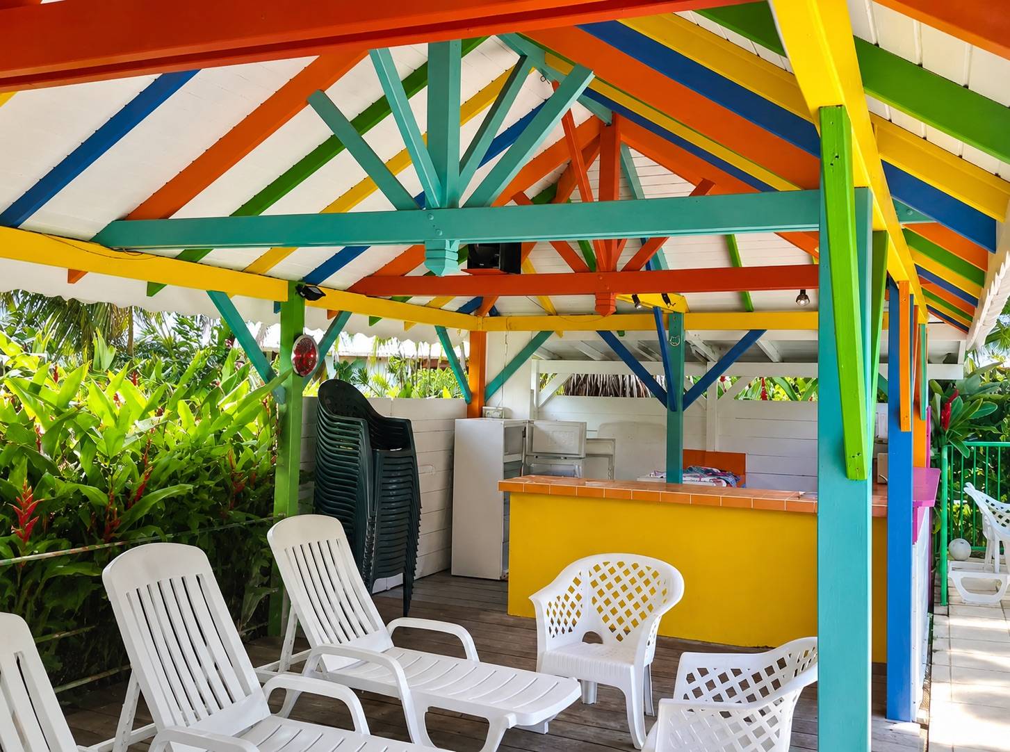 Pavillon extérieur avec espace détente près de la piscine des Bungalows Deshaies.