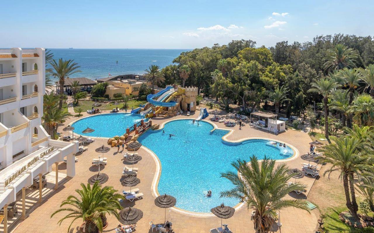Vue aérienne des piscines et de la plage privée du Marhaba Royal Salem à Sousse.