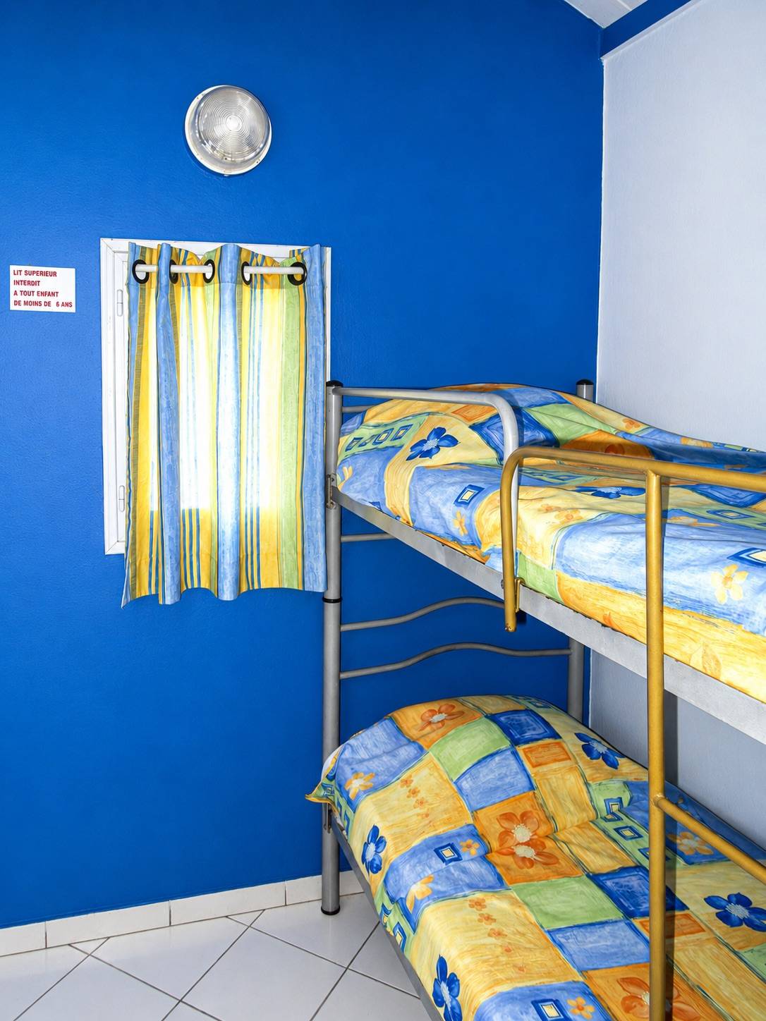 Chambre avec lits superposés dans un bungalow familial à Deshaies en Guadeloupe.