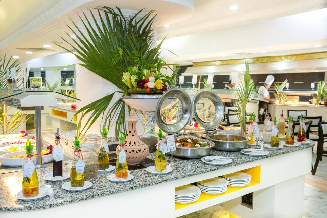 Buffet de plats chauds au restaurant principal du Marhaba Royal Salem à Sousse.