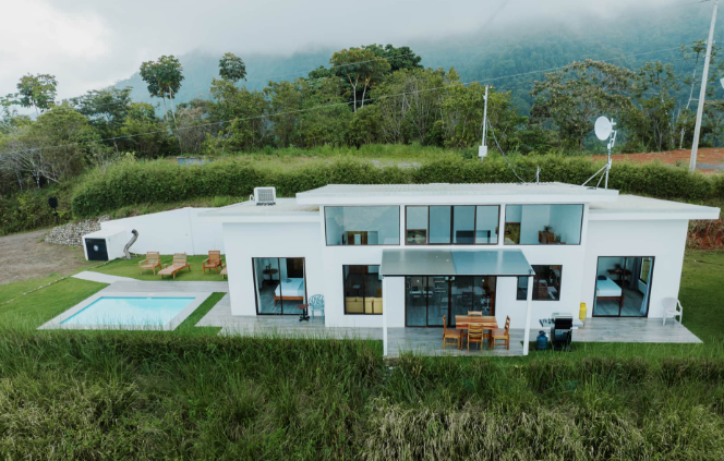 Vue aérienne de la Villa 4 chambres à Uvita avec piscine privée et vue sur l’océan Pacifique