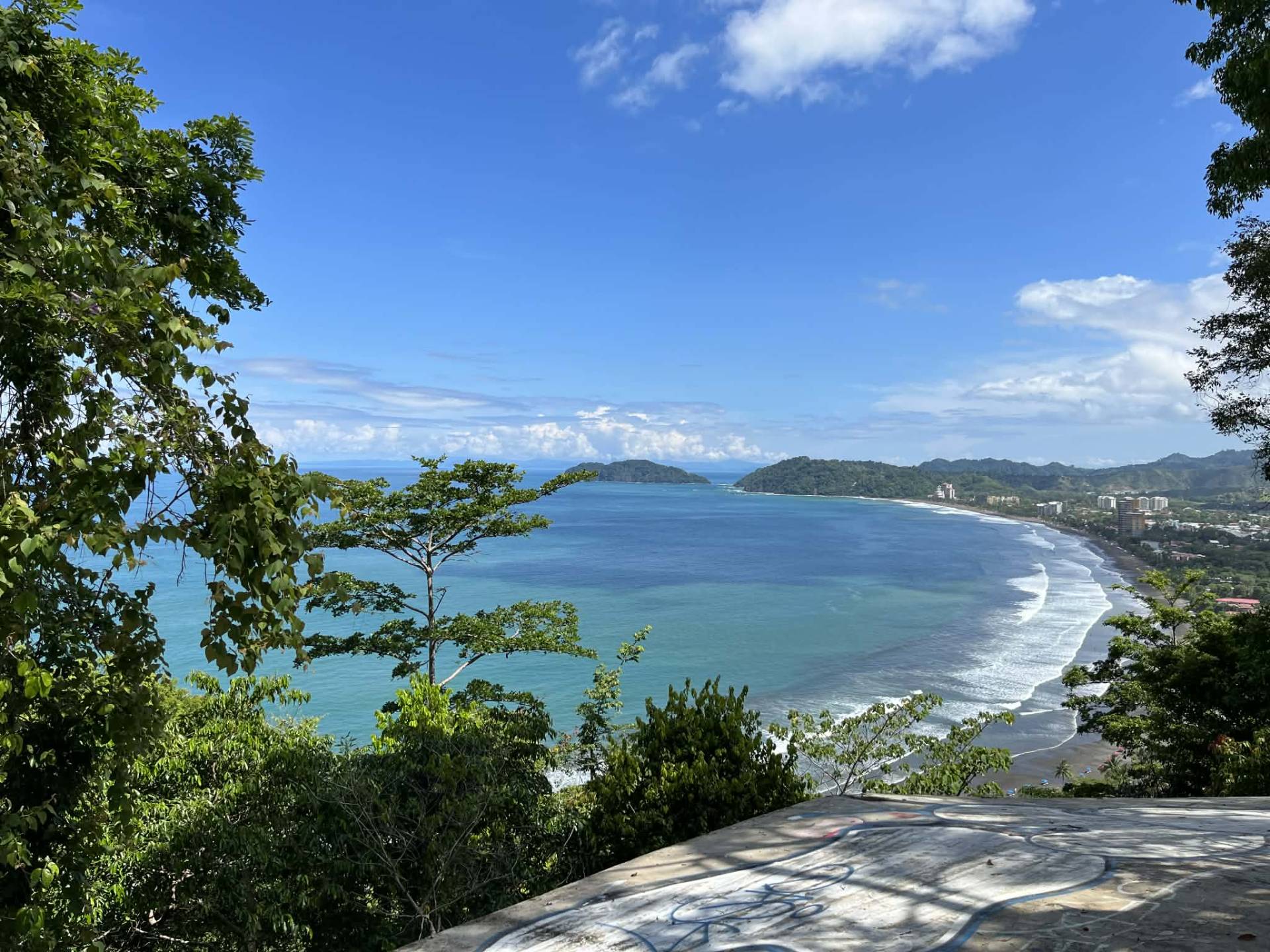 Vue aérienne sur la plage et la baie de Jaco au Costa Rica