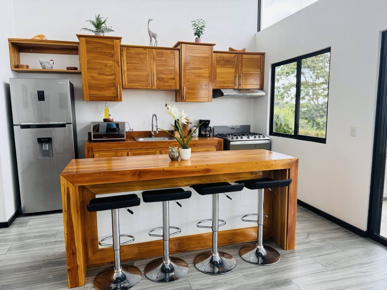 Cuisine équipée avec îlot central de la Villa 4 chambres à Uvita