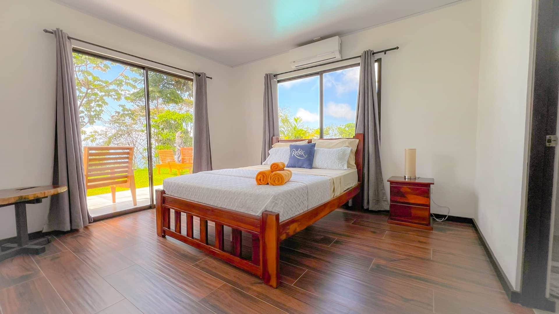 Chambre principale de la Villa #4 à Uvita avec vue sur le jardi
