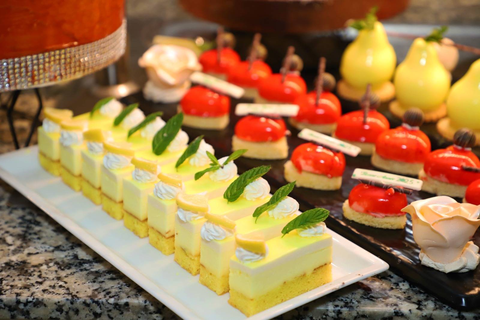 Buffet de desserts variés au restaurant du Marhaba Royal Salem.