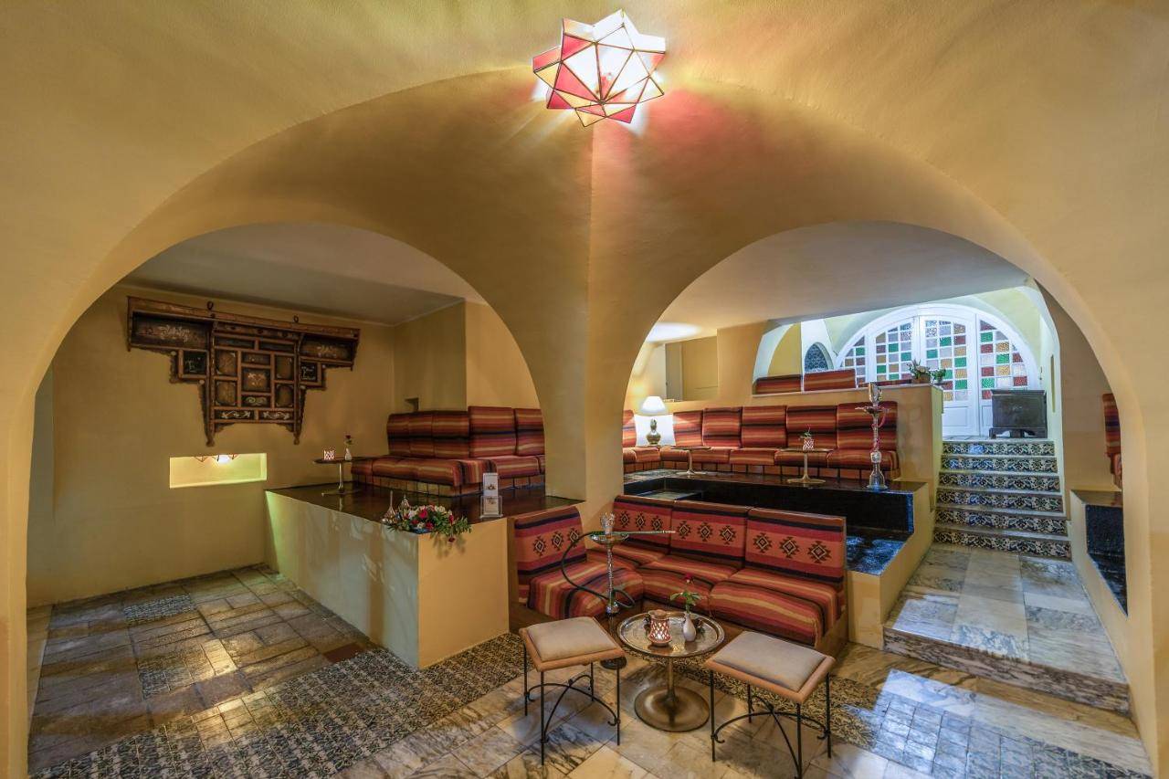 Café Maure du Marhaba Royal Salem avec décoration traditionnelle tunisienne.
