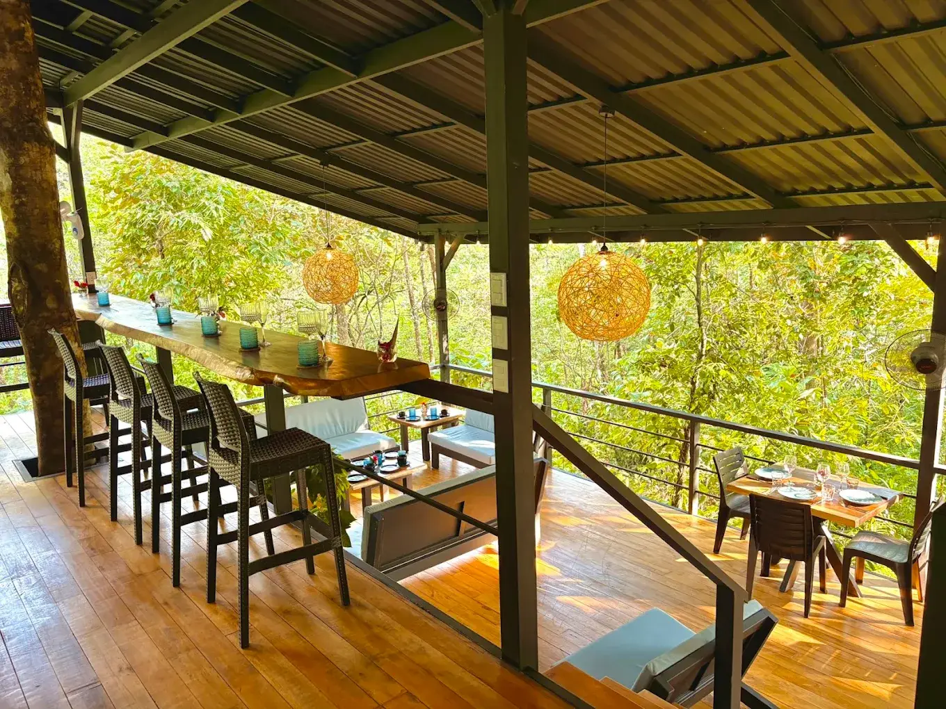 Terrasse du Bistro Jungle avec vue panoramique sur la forêt tropicale d’Uvita