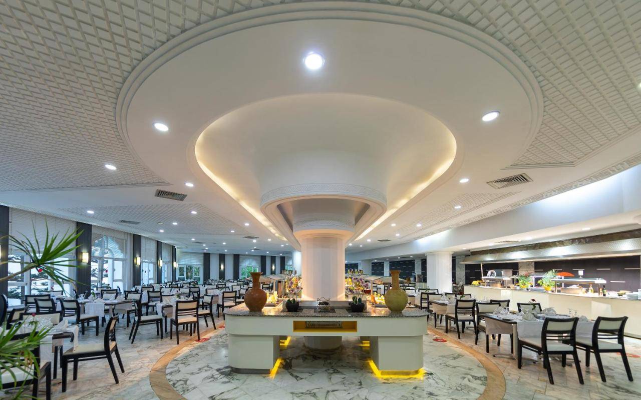 Salle du restaurant buffet principal du Marhaba Royal Salem en Tunisie.