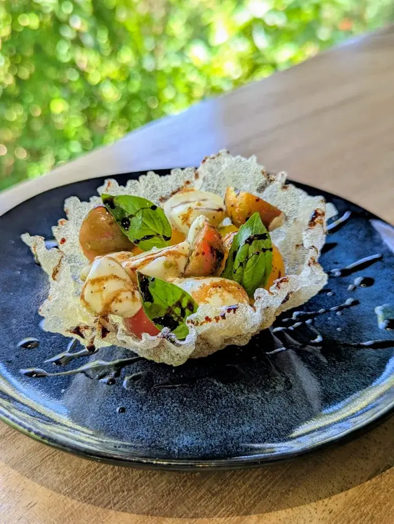 Entrée gastronomique du Bistro Jungle composée de mozzarella fraîche, tomates et basilic