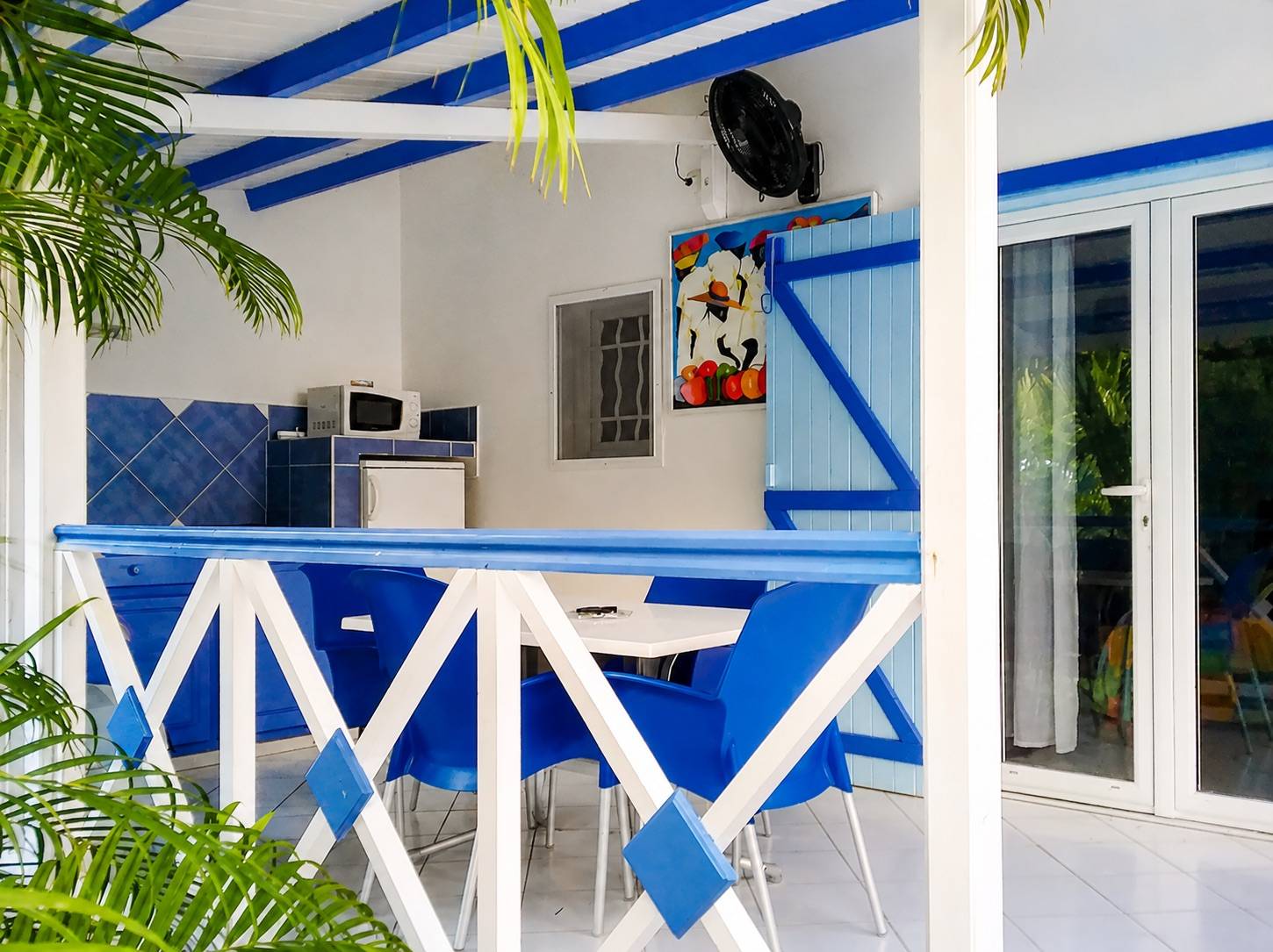 Cuisine équipée et terrasse privée des Bungalows Deshaies en Guadeloupe.