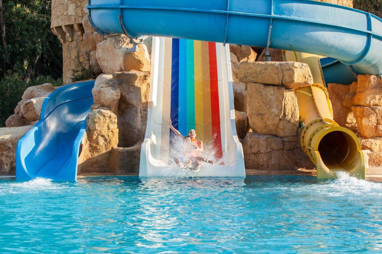 Glissades d'eau dans l'espace aquatique du Marhaba Royal Salem.