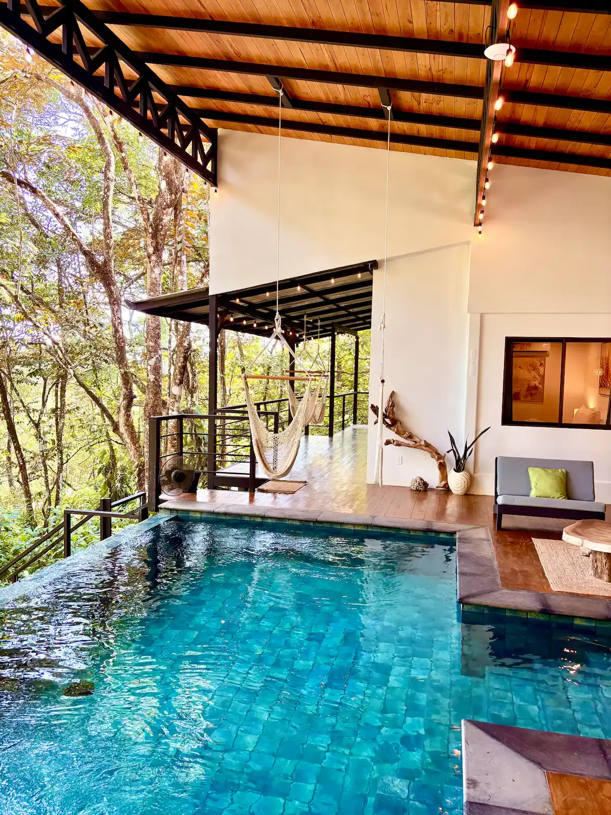 Piscine à débordement de la Villa 6 avec terrasse couverte et vue panoramique sur la forêt tropicale d’Uvita