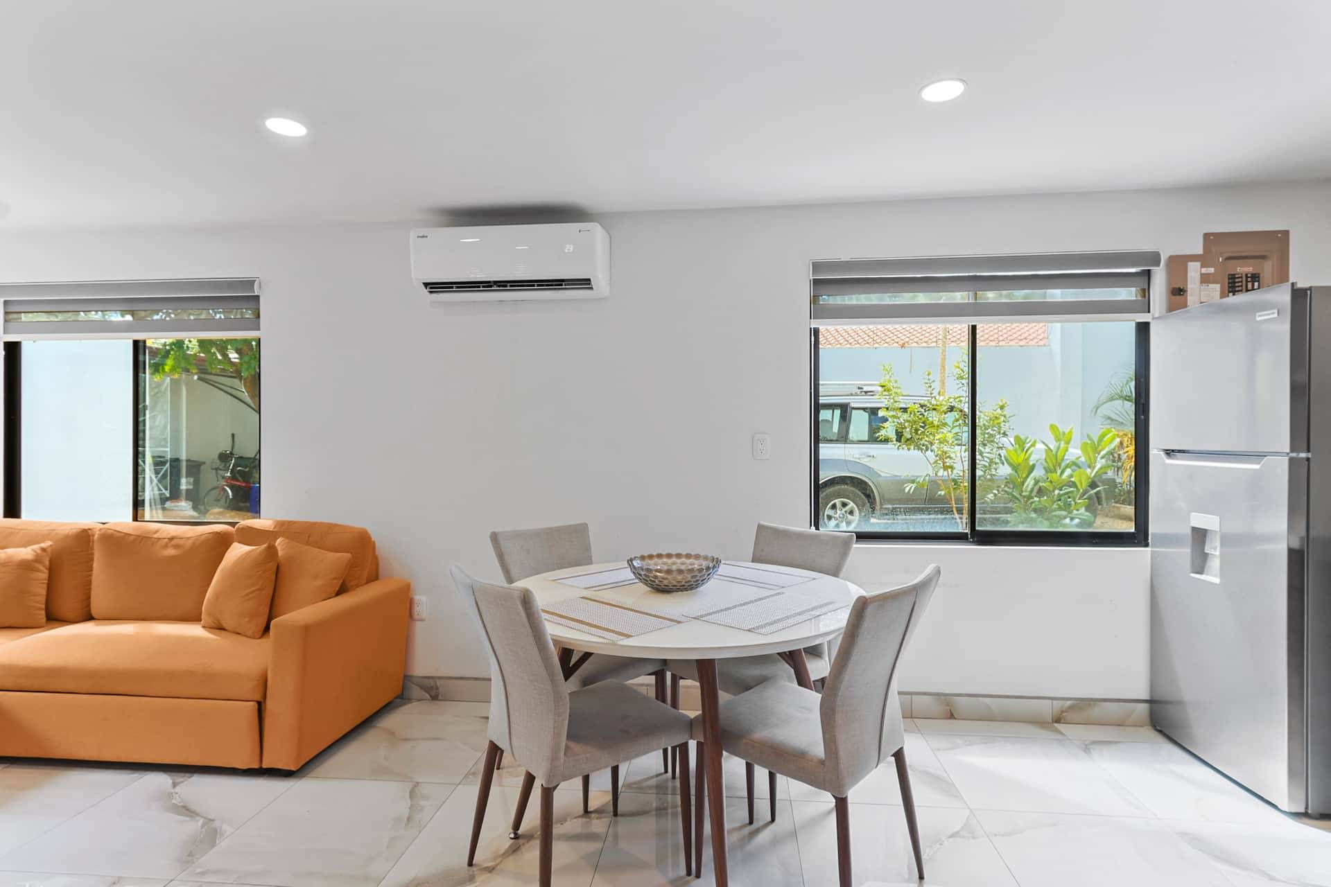 Salle à manger pour quatre personnes dans le condo Casa Annie à Playa del Coco.
